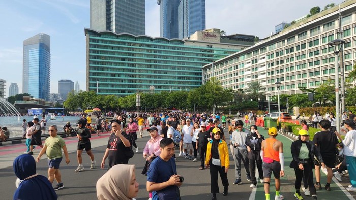 Warga di CFD Bundaran HI, Jakarta Pusat