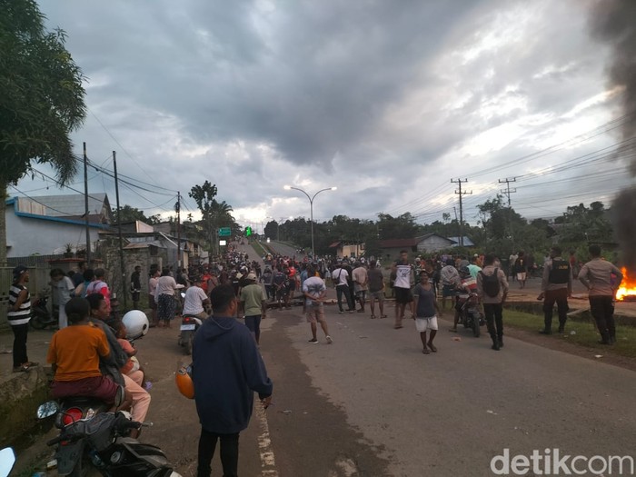 Warga di Sorong memblokir jalan imbas oknum TNI diduga aniaya warga hingga tewas.