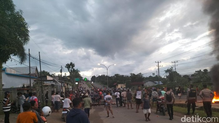 Warga di Sorong memblokir jalan imbas oknum TNI diduga aniaya warga hingga tewas.