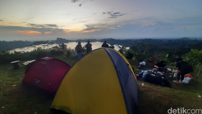 Wisatawan menikmati Bukit Syahdu di Desa Sitiluhur Kecamatan Gembong, Minggu (16/2/2025).