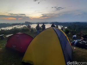 Kemping Syahdu di Pati Berlatar Danau