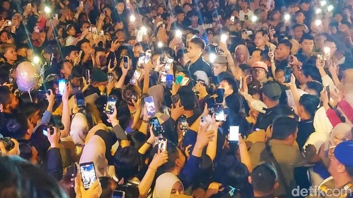 YouTuber asal Malaysia, Aisar Khaled,  diserbu ribuan masyarakat saat menghadiri acara Festival Sungai Musi 2025