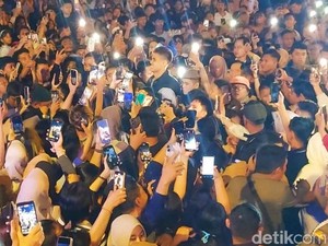 Diserbu Ribuan Warga, Aisar Khaled Tinggalkan Festival Sungai Musi Palembang