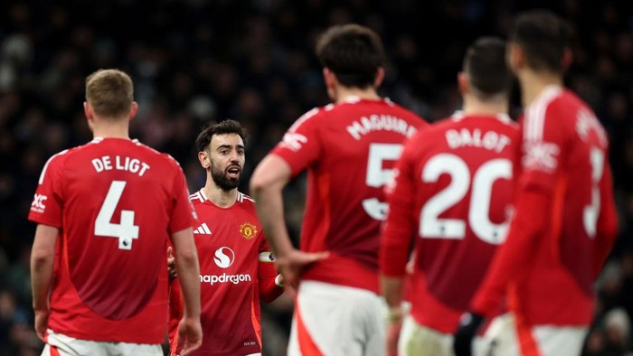 LONDON, ENGLAND - FEBRUARY 16: Bruno Fernandes of Manchester United speaks to his team mates during the Premier League match between Tottenham Hotspur FC and Manchester United FC at Tottenham Hotspur Stadium on February 16, 2025 in London, England. (Photo by Catherine Ivill - AMA/Getty Images)