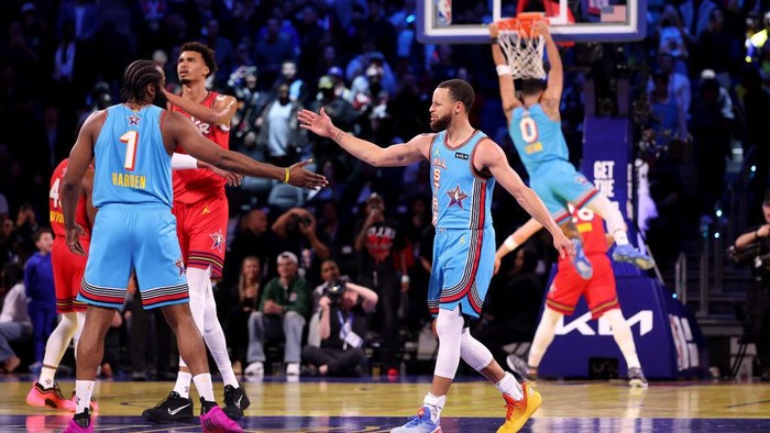 SAN FRANCISCO, CALIFORNIA - FEBRUARY 16: Stephen Curry #30 of the Golden State Warriors and Shaqs OGs and James Harden #1 of the Los Angeles Clippers and Shaqs OGs celebrate a basket during the 74th NBA All-Star Game at Chase Center on February 16, 2025 in San Francisco, California. NOTE TO USER: User expressly acknowledges and agrees that, by downloading and or using this photograph, User is consenting to the terms and conditions of the Getty Images License Agreement. (Photo by Ezra Shaw/Getty Images)