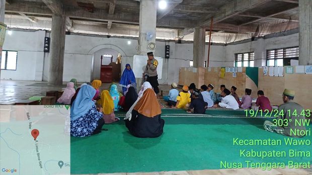 Aipda Jurahman melestarikan pohon kesambi di Desa Ndori, Bima, NTB