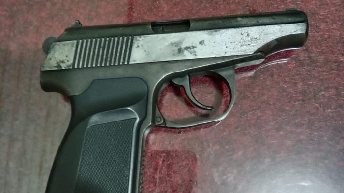 Pemuda berinisial AC (20) di Kendari, Sulawesi Tenggara (Sultra) ditangkap polisi gegara mengancam pria inisial AJ menggunakan airsoft gun.