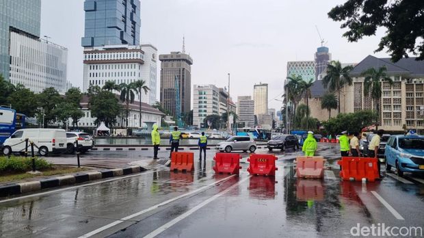 Aksi BEM SI 'Indonesia Gelap' di Patung Kuda, lalu lintas ke arah Istana mulai ditutup, Senin (17/2/2025) siang ini.