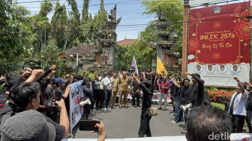 Aksi damai dari Aliansi Bali Tidak Diam di depan kantor DPRD Bali, Senin (17/2/2025).