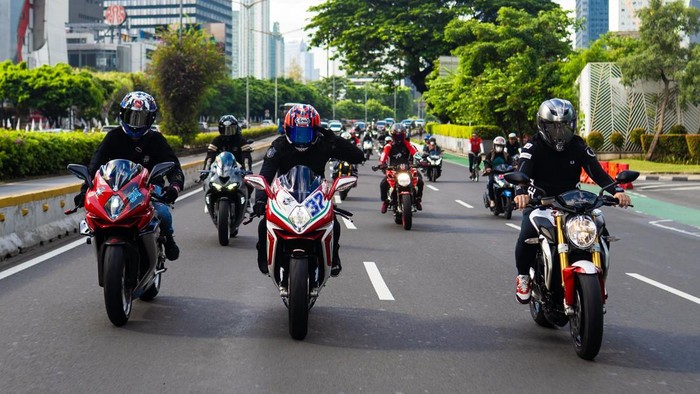 Aksi Komunitas Motor Sport Siap Berlaga di Sirkuit Mandalika Komunitas Motor Besar MV Agusta Owner Club Indonesia (MVOCI) melakukan riding di jalanan.