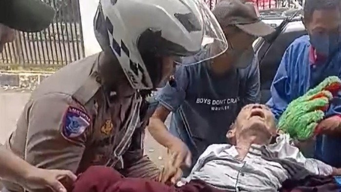 Aksi Polisi Lalu Lintas (Polantas) Polresta Bogor Kota Aipda Agus Sudarisman, melawan arah di Jalan Raya Pajajaran, Kota Bogor, untuk membawa pasien ke Rumah Sakit (RS) PMI, viral di media sosial.