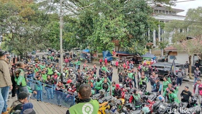 Aksi solidaritas ojol di Sukabumi