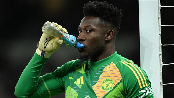 LONDON, ENGLAND - FEBRUARY 16: Andre Onana of Manchester United drinks from a bottle during the Premier League match between Tottenham Hotspur FC and Manchester United FC at Tottenham Hotspur Stadium on February 16, 2025 in London, England. (Photo by Justin Setterfield/Getty Images)