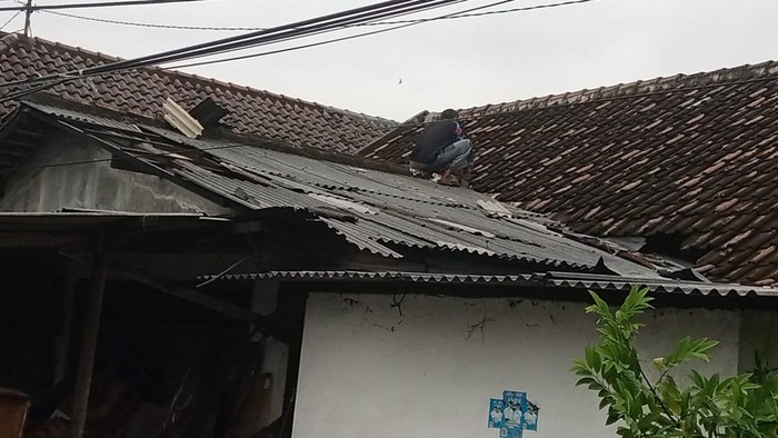 Angin kencang terjang rumah warga di Waru Sidoarjo