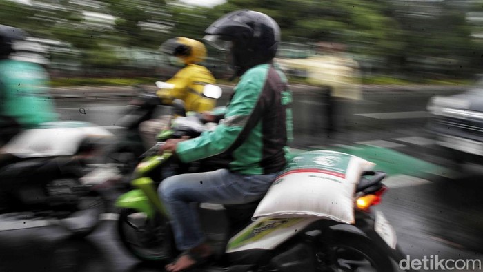 Antusias Warga Terima Bantuan Pangan Ramadan dari Arab Saudi Warga menerima bantuan pangan untuk Ramadan di kawasan Kantor Baznas, Jakarta, Senin (17/2/2025).