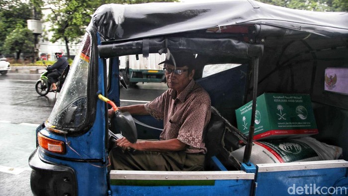 Antusias Warga Terima Bantuan Pangan Ramadan dari Arab Saudi Warga menerima bantuan pangan untuk Ramadan di kawasan Kantor Baznas, Jakarta, Senin (17/2/2025).