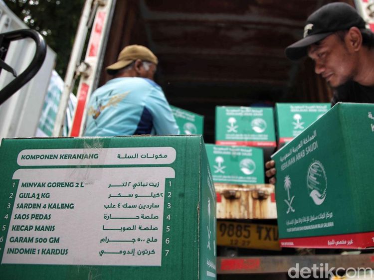 Antusias Warga Terima Bantuan Pangan Ramadan dari Arab Saudi