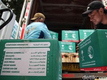 Antusias Warga Terima Bantuan Pangan Ramadan dari Arab Saudi
