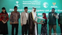 Penyerahan dan pelepasan bantuan paket pangan Ramadan itu langsung oleh Duta Besar (Dubes) Arab Saudi untuk Indonesia Faisal Bin Abdullah H Amodi kepada Ketua Baznas Noor Achmad di Gedung Baznas, Jakarta, Senin (17/2/2025).