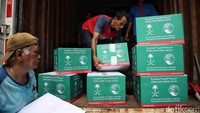 Kerajaan Arab Saudi membagikan sebanyak 7.911 paket pangan Ramadhan 1446 H untuk masyarakat Indonesia. Bantuan pangan ini terdiri dari beras, gula, hingga minyak.  