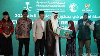 Duta Besar Arab Saudi untuk Indonesia Faisal Bin Abdullah H Amodi dan Ketua Baznas Noor Achmad menyerahkan bantuan pangan untuk Ramadhan di kantor Baznas, Jakarta, Senin (17/2/2025).