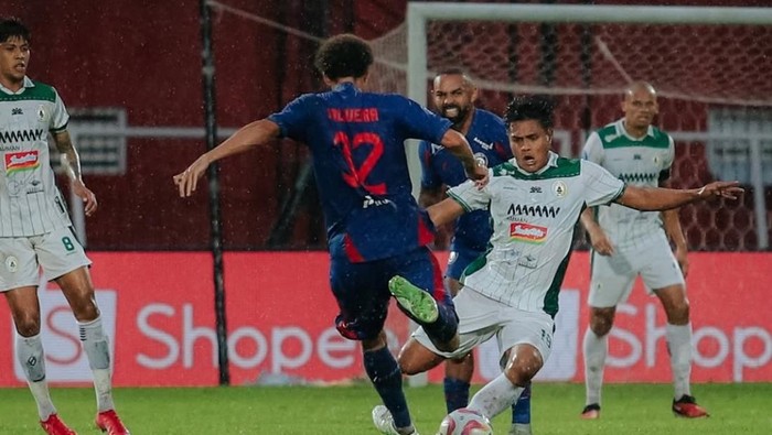 Laga Arema FC vs PSS Sleman di Stadion Gelora Soepriadi, Blitar, Senin (17/2/2025).