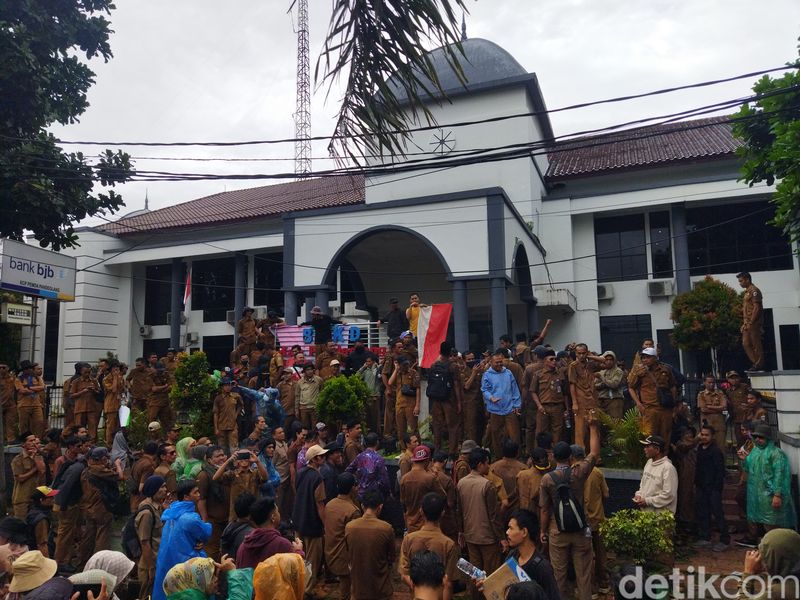 assa yang menyebut diri sebagai Persatuan Perangkat Desa Indonesia (PPDI) Kabupaten Pandeglang melakukan aksi demontrasi di depan kantor Badan Pengelolaan Keuangan Daerah (BPKD). (Aris Rivaldo/detikcom)