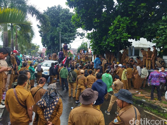assa yang menyebut diri sebagai Persatuan Perangkat Desa Indonesia (PPDI) Kabupaten Pandeglang melakukan aksi demontrasi di depan kantor Badan Pengelolaan Keuangan Daerah (BPKD). (Aris Rivaldo/detikcom)