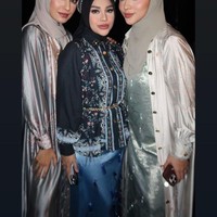 Potret Aurel saat berpose bersama Shireen Sungkar dan Margin Wieheerm. Terlihat jelas tubuh ibu 2 orang anak itu kini sudah jauh lebih langsing, membuat penampilannya makin menawan. Foto: Instagram/@aurelie.hermansyah