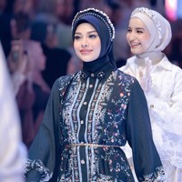 Melengkapi penampilannya, Aurel mengenakan hijab berwarna hitam dilengkapi dengan bando senada yang dipercantik dengan beads. Dengan penuh percaya diri, Aurel berlenggak-lenggok di atas panggung runway. Foto: Instagram/@aurelie.hermansyah