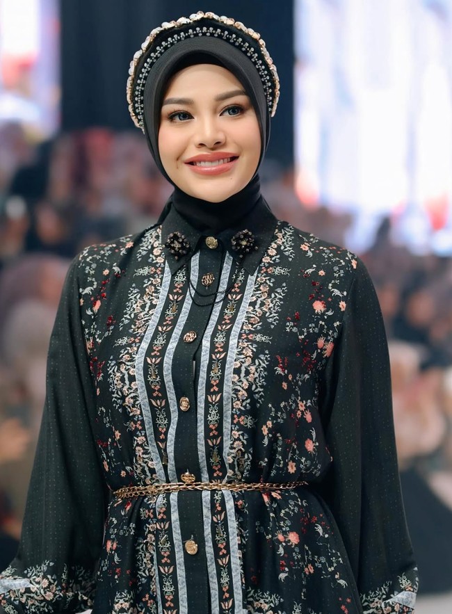 Penampilannya semakin menawan dengan pulasan makeup natural glam. Eyeshadow berwarna coklat gelap dipulaskan pada bagian ujung matanya, memberikan efek garis dan siluet untuk mata yang lebih tajam. Sementara pulasan lipstik nerwarna pink nude memberi kesan natural pada riasan wajah Aurel. Foto: Instagram/@aurelie.hermansyah