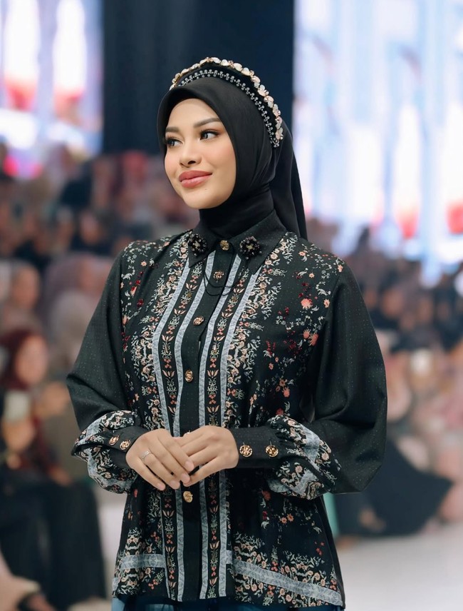 Penampilan Aurel saat jadi model catwalk banjir pujian netizen. Tak sedikit yang menyebutnya makin cantik. kaaaaaa masyaallah cakepppp bgt, komentar salah seorang netizen. MasyaAlloh Tabarokalloh cantiknya mamanur, komentar lainnya. Foto: Instagram/@aurelie.hermansyah