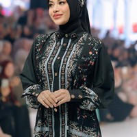 Penampilan Aurel saat jadi model catwalk banjir pujian netizen. Tak sedikit yang menyebutnya makin cantik. kaaaaaa masyaallah cakepppp bgt, komentar salah seorang netizen. MasyaAlloh Tabarokalloh cantiknya mamanur, komentar lainnya. Foto: Instagram/@aurelie.hermansyah