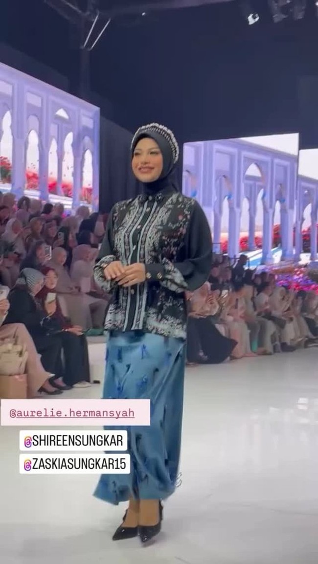 Penampilan Aurel Hermansyah saat jadi salah satu model catwalk di peragaan busana berhasil curi atensi. Diketahui peragaan busana tersebut digelar oleh Shireen dan Zaskia Sungkar. Foto: Instagram/@aurelie.hermansyah