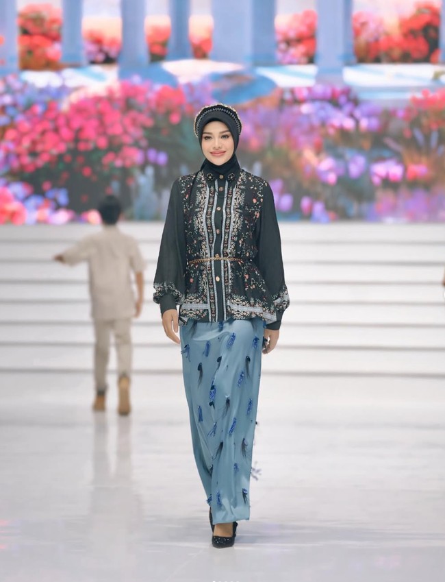 Aurel tampil cantik kenakan busana muslim berupa atasan blouse motif floral dengan lengan balon pada bagian bawahnya. Blouse berkerah tersebut dipadukan dengan rok panjang berwarna biru muda. Foto: Instagram/@aurelie.hermansyah