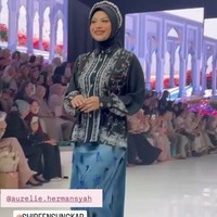 Penampilan Aurel Hermansyah saat jadi salah satu model catwalk di peragaan busana berhasil curi atensi. Diketahui peragaan busana tersebut digelar oleh Shireen dan Zaskia Sungkar. Foto: Instagram/@aurelie.hermansyah
