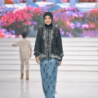 Aurel tampil cantik kenakan busana muslim berupa atasan blouse motif floral dengan lengan balon pada bagian bawahnya. Blouse berkerah tersebut dipadukan dengan rok panjang berwarna biru muda. Foto: Instagram/@aurelie.hermansyah