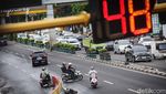Bahaya! Pemotor Nekat Lawan Arah Demi Persingkat Jarak