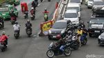 Bahaya! Pemotor Nekat Lawan Arah Demi Persingkat Jarak