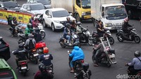 Meskipun terdapat tempat berputar arah yang hanya berjarak 200-300 meter, para pengendara sepeda motor tetap nekat melawan arah.