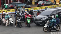 Aksi tak tertib berlalulintas ini akan membahayakan pengendara lainnya.