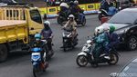 Bahaya! Pemotor Nekat Lawan Arah Demi Persingkat Jarak