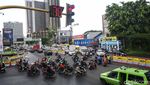 Bahaya! Pemotor Nekat Lawan Arah Demi Persingkat Jarak