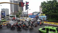 Suasana arus lalu lintas di lampu merah Jalan Raya Serpong-Jalan Thamrin, Tangerang, Senin (17/2/2025).
