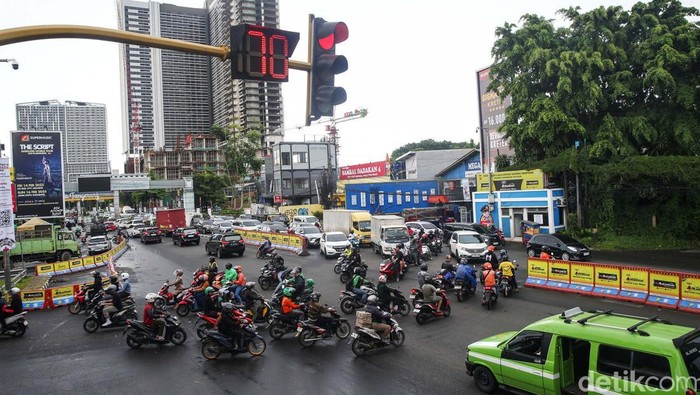 Aksi pemotor melawan arah terjadi di lampu merah Jalan Raya Serpong dan Jalan MH Thamrin, Tangerang. Aksi nekat itu akan membahayakan pengendara lain.