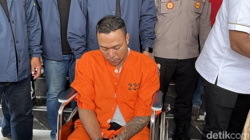Bastomi Prasetiawan (33) pelaku penusukan di Jalan Nangka Utara, saat dihadirkan ke publik dalam konferensi pers di Polresta Denpasar, Senin (17/2/2025).