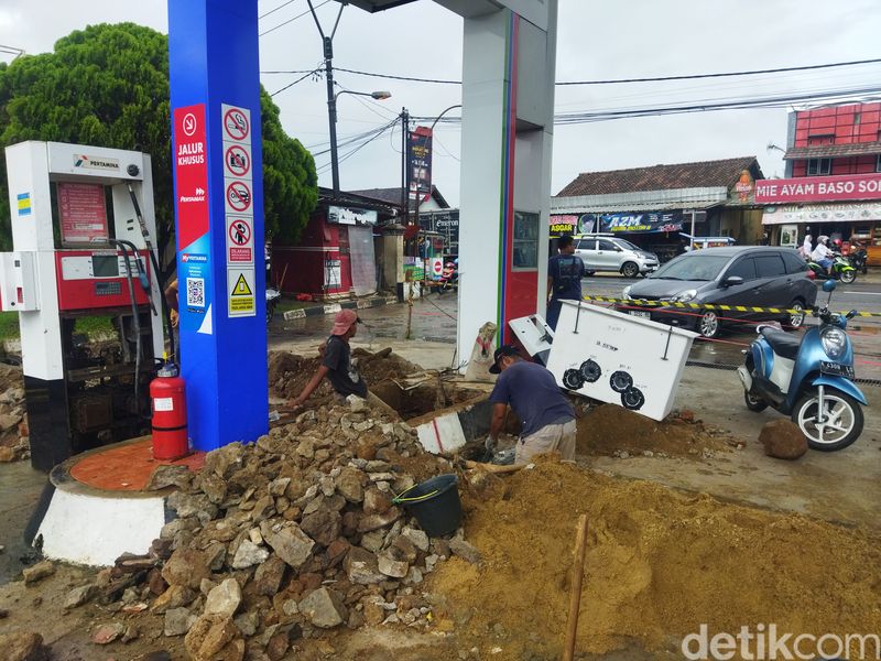 Bensin di SPBU Kadu Banen Pandeglang ini tak sengaja tercampur air, akibatnya kendaraan bermotor jadi mogok. (Aris Rivaldo/detikcom)