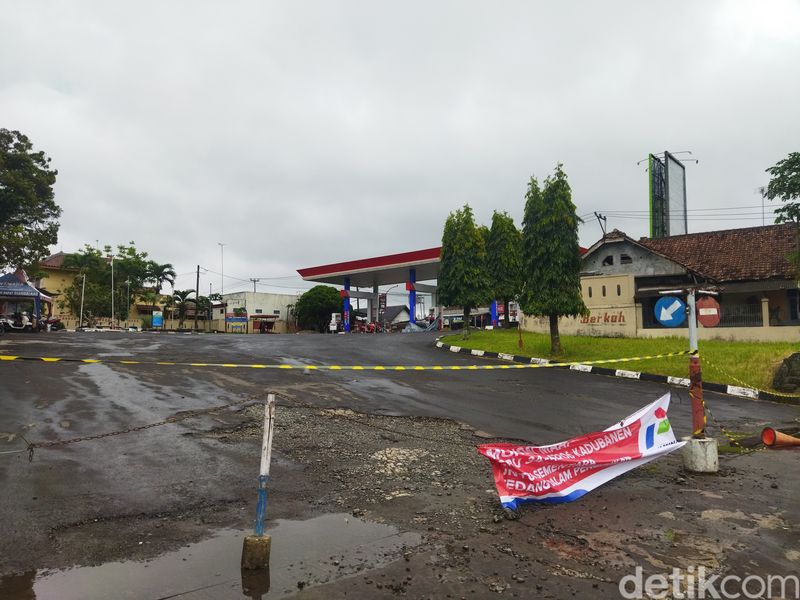 Bensin di SPBU Kadu Banen Pandeglang ini tak sengaja tercampur air, akibatnya kendaraan bermotor jadi mogok. (Aris Rivaldo/detikcom)