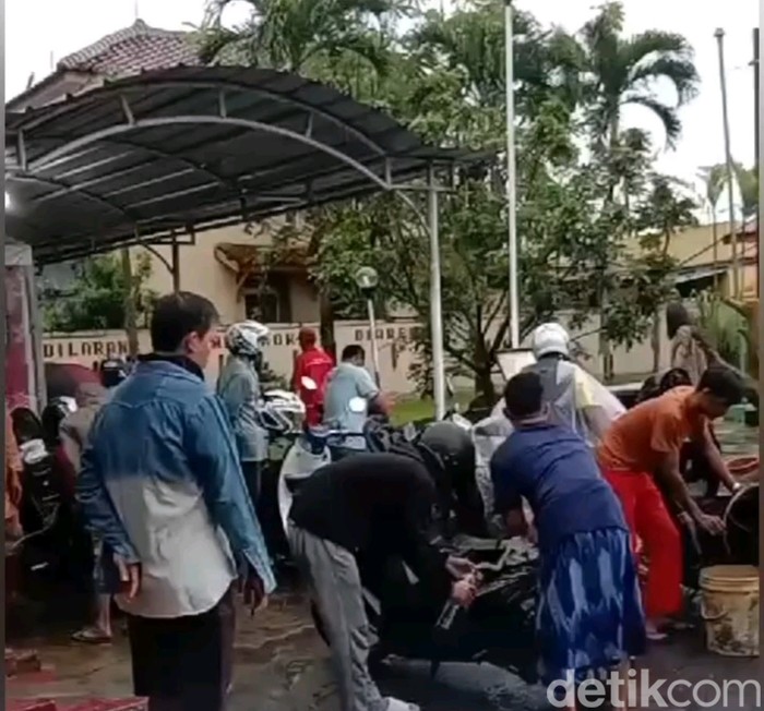 Bensin di SPBU Kadu Banen Pandeglang ini tak sengaja tercampur air, akibatnya kendaraan bermotor jadi mogok. (Aris Rivaldo/detikcom)