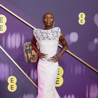 Seperti lawan mainnya, Ariana, Cynthia Erivo yang berperan sebagai Elphaba juga bersolek dengan busana Louis Vuitton. Pilihannya jatuh pada column dress putih berdetail rumit, termasuk bodice unik berbentuk panel tinggi dari renda yang menyerupai kaca patri. (Foto: Joel C Ryan/Invision/AP)